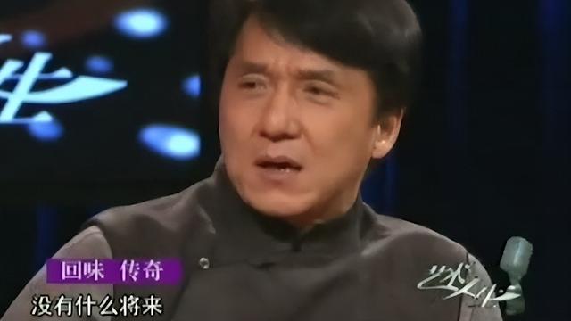 成龙：从跑龙套到国际功夫巨星，他的成功，到底付出了多大的代价