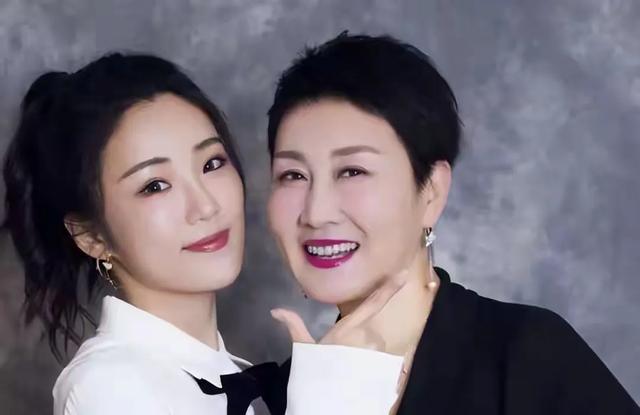 原来张凯丽被“抵制”是有原因的，代言翻车，强捧女儿都不是关键