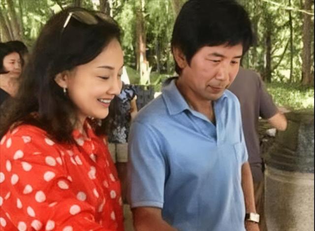 老少恋有多“残酷”?嫁给富豪的牛莉近况曝光,独自旅游疑似离婚