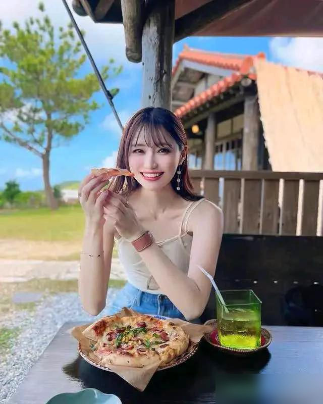 日本超美模特:青花比基尼下的绝美风情
