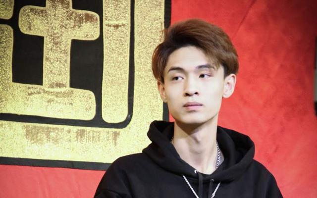 “揭秘秦霄贤家族背景：凯旋地产继承人与神秘姐姐秦瑶”