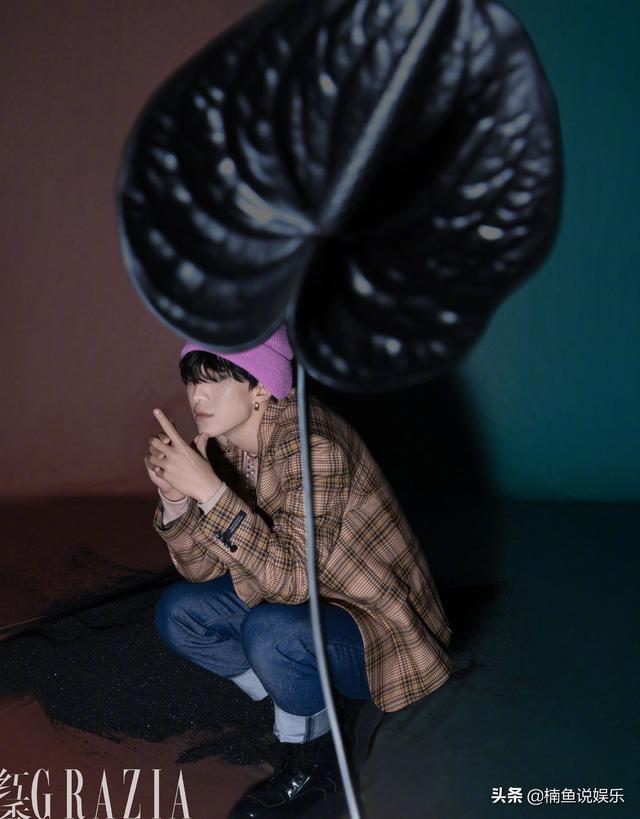 范丞丞不愧是时尚界宠儿，拍写真光影交错，妥妥的暗夜贵公子