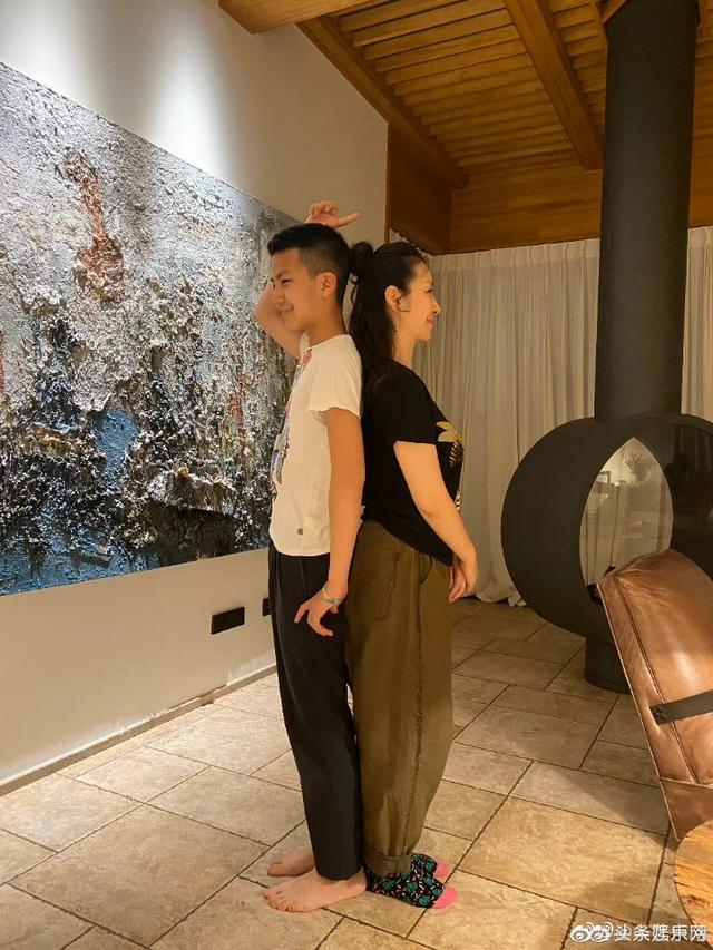 胡军13岁儿子康康近照曝光,身高直逼父亲,总裁气质依旧不减