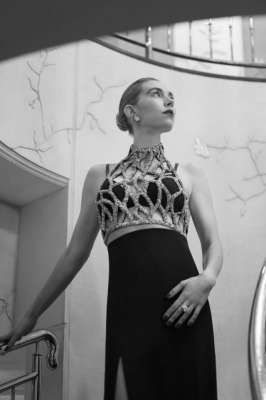 白寡妇演员(白寡妇镂空长裙好绝,红唇蓝眼妖艳感十足,不愧是新任谍女郎)