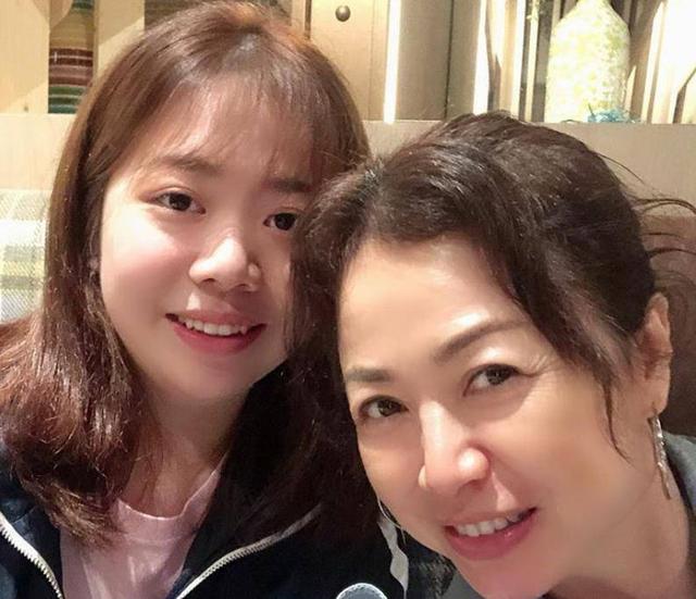 她是港姐季军年轻时超美艳，嫁圈内好男人女儿漂亮，男方坚拒诱惑