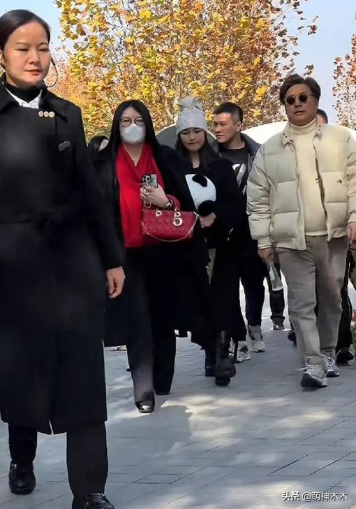 李湘带女儿逛街被偶遇,本人又胖了一圈,戴毛线帽裹大衣被嘲土气