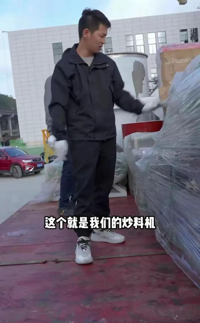 三剑客的油厂即将营业，小曾哥并没有放弃菲利丝及其团队