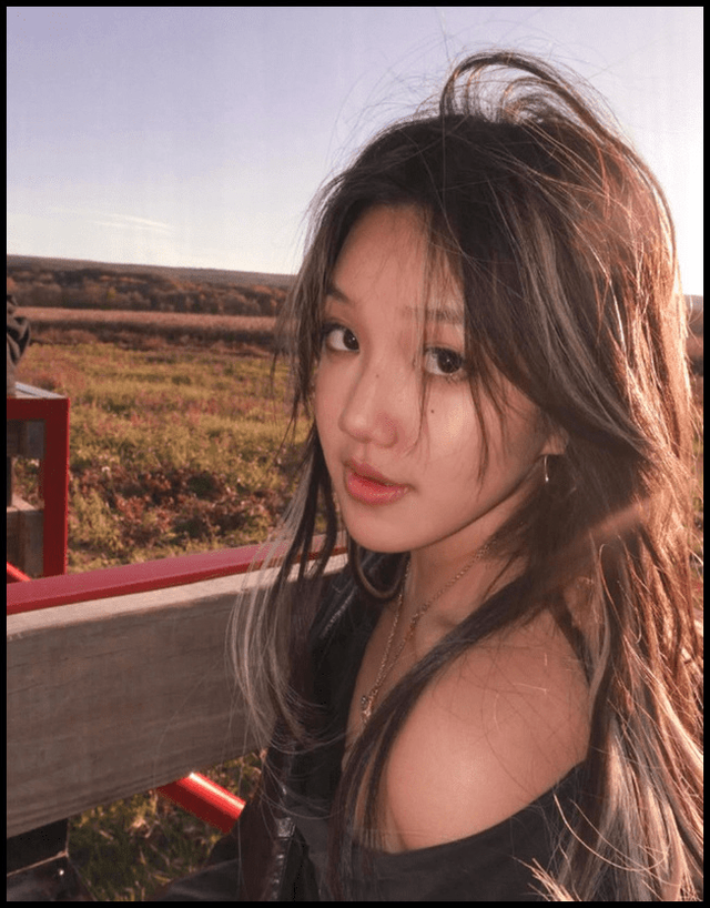 李静罕晒母女合照,21岁沐尔箍牙后颜值变化大,美到妈妈都认不出