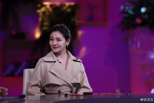 大S穿风衣戴眼镜温婉知性 托腮甜笑女人味足
