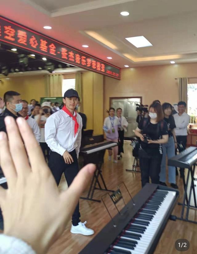 38岁张杰现身小学，戴着红领巾少年感十足，领导贴心让他坐c位