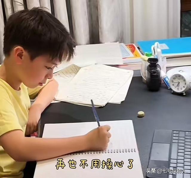 72岁导演尤小刚,与三婚妻子3年抱俩娃,如今两个儿子超高颜值