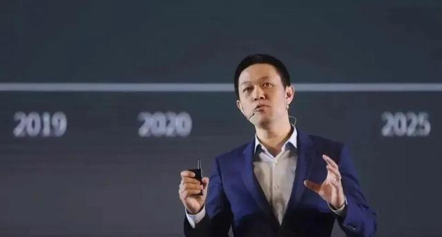 李斌妻子直播间正式跟章泽天道歉，她曾是央视主持人，与大12岁的李斌相亲后闪婚