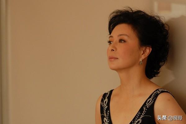 她是国家一级演员,泳装出镜第一人,如今在《希望的大地》打酱油