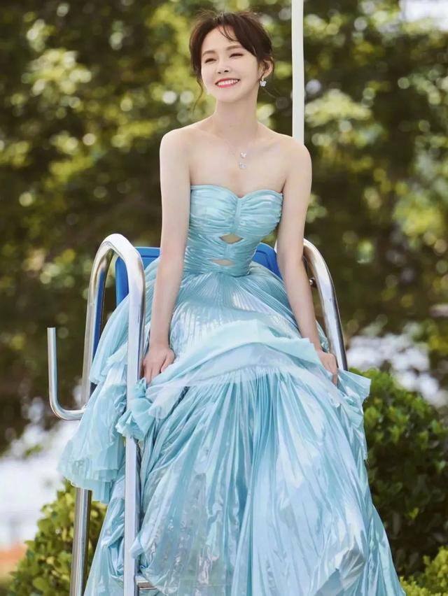 35岁张佳宁穿蓝色抹胸装，眨眼笑的真开心！谁看了不迷糊