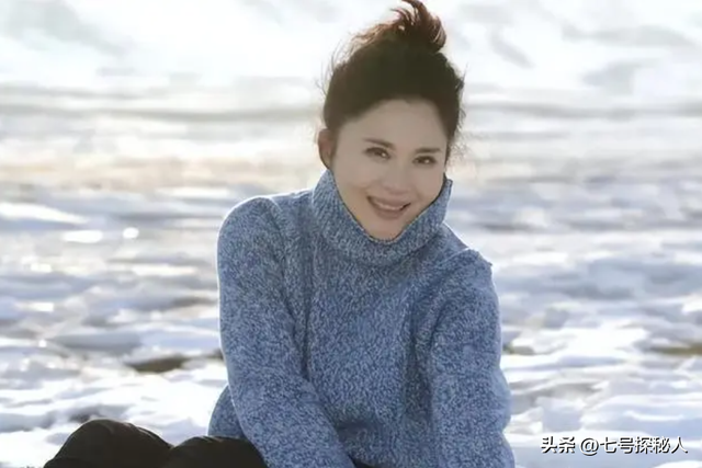 72岁导演尤小刚,与三婚妻子3年抱俩娃,如今两个儿子超高颜值