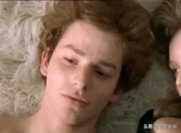 00年的法国也太敢拍了：【干柴烈火】适合晚上一个人的时候看！