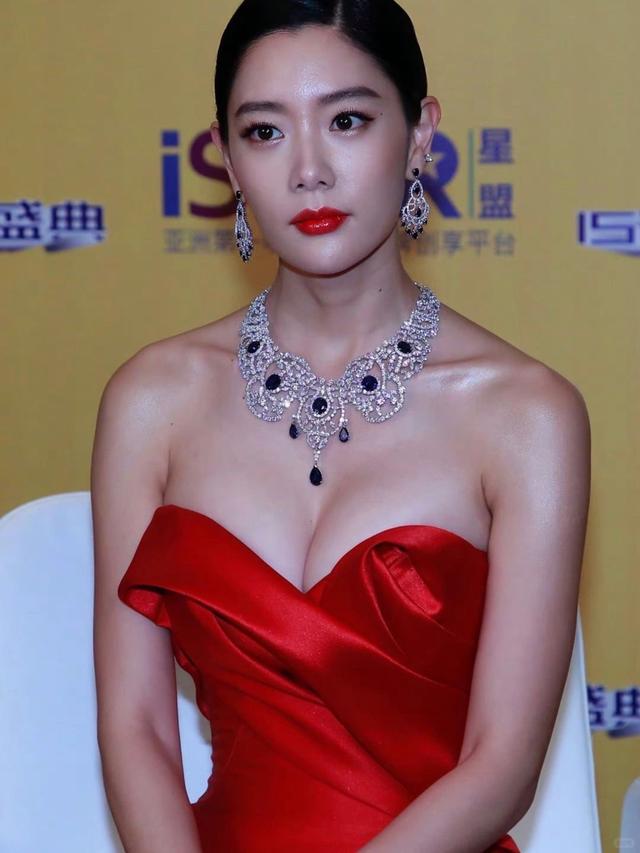 “亚洲第一美女”克拉拉李成敏到底美不美