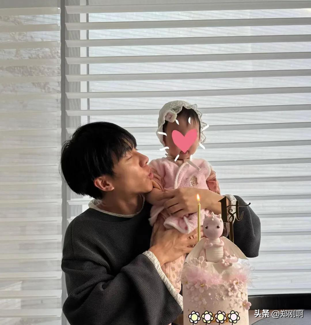 李昇基为女儿庆祝1周岁生日！女儿肉嘟嘟超可爱，画面十分温馨