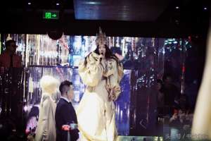 萨顶顶的歌(萨顶顶一口气完成30分钟高难度即兴演唱纽约归来再战北京)