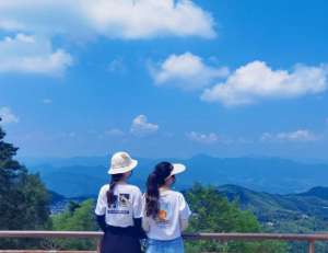 彭拜(报到第一天的七位中师生们)