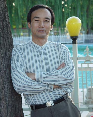 施京明：娶了圈外妻子，婚后生一儿一女，幸福美满