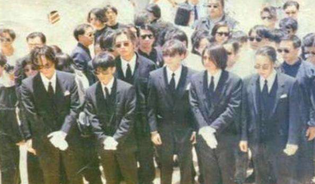 1993年黄家驹去世,在灵堂上痛哭的前女友林楚麒,为何遭到驱赶?