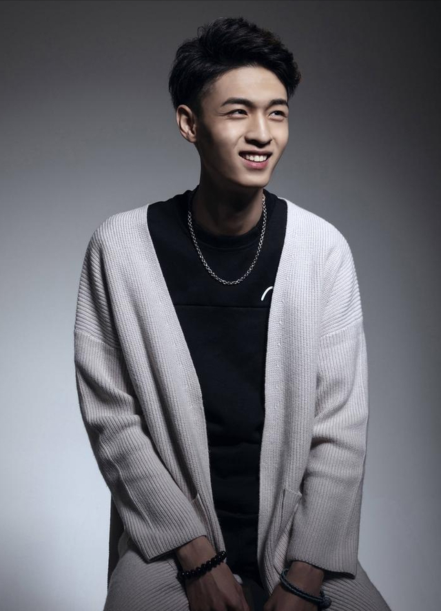 “揭秘秦霄贤家族背景：凯旋地产继承人与神秘姐姐秦瑶”