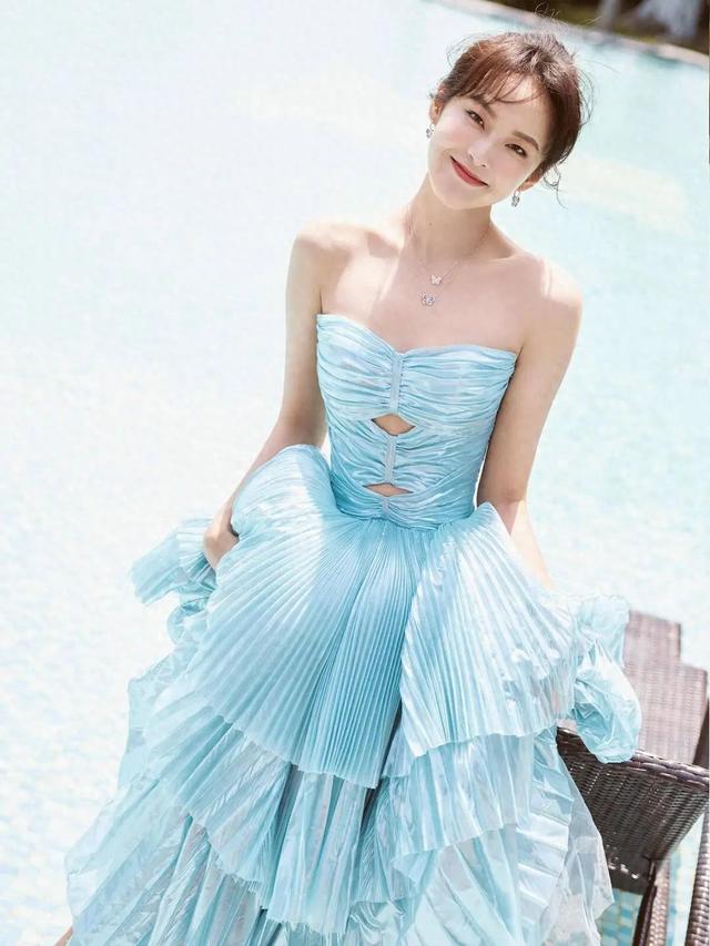 35岁张佳宁穿蓝色抹胸装，眨眼笑的真开心！谁看了不迷糊