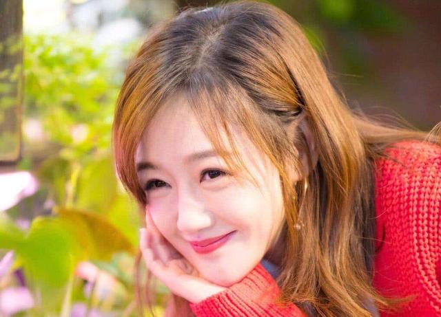 薛佳凝独自吃饭逛街,知情人透露与胡歌分手原因,42岁还是单身