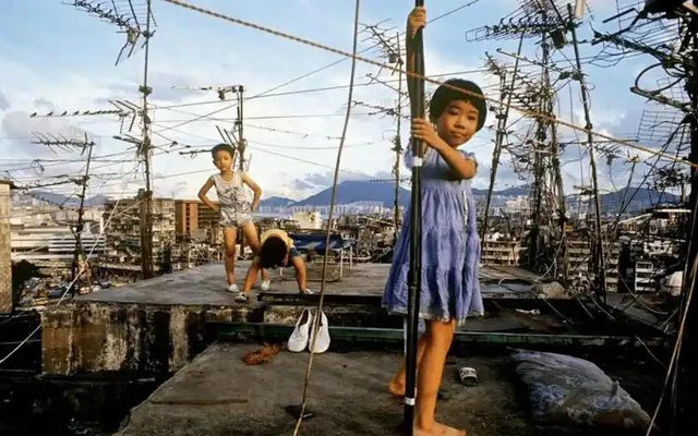 香港九龙城寨旧照：曾是香港最邪恶之地，白天警察不敢独自进入