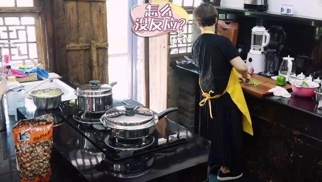 邓婕好后妈人设崩塌?养女首次在节目中公开,夫妻两人宠爱有加