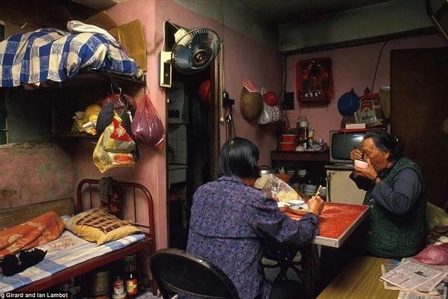 香港九龙城寨旧照：曾是香港最邪恶之地，白天警察不敢独自进入