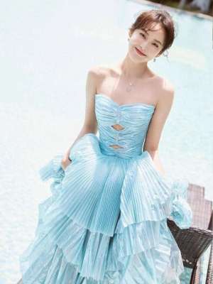 张佳宁(35岁张佳宁穿蓝色抹胸装，眨眼笑的真开心谁看了不迷糊)