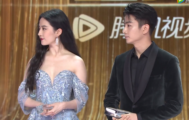 拾光盛典造型：杨幂雍容优雅，迪丽热巴造型敷衍，刘亦菲手臂抢镜