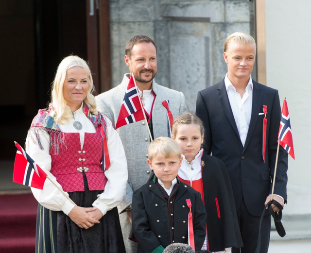 挪威王储继子对第三名女士下手，大11岁的漂亮主持人，还录了视频