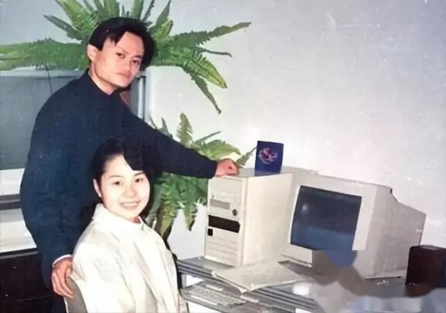 马云近况曝光，现身纽约未带保镖，身影落寞无人识现状让人唏嘘