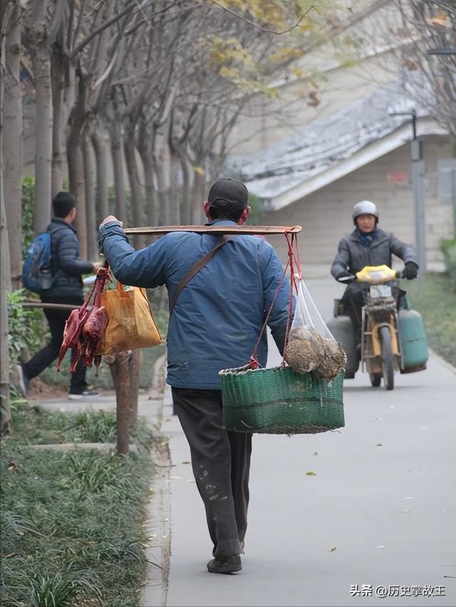 靠卖“女性用品”身家百亿的他，儿子娶豪门白富美，自己却吃泡面