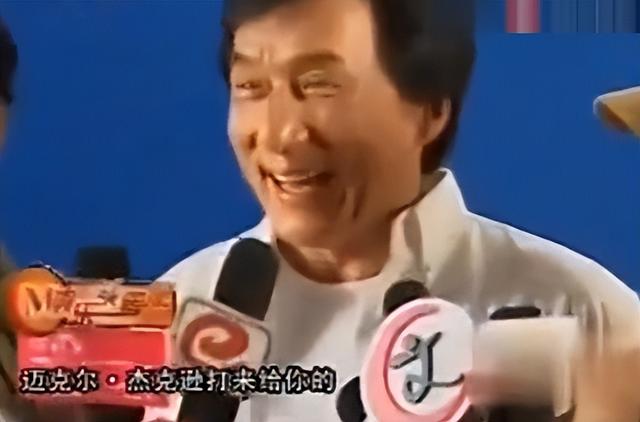 成龙：从跑龙套到国际功夫巨星，他的成功，到底付出了多大的代价
