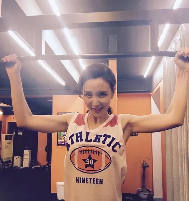 张萌别墅内景曝光，电影房藏老公爱心设计，为环保家里堆满纸箱