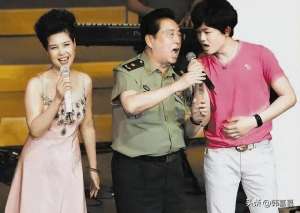 李双江(85岁李双江近况曝光，卖力唱歌底气不足，努力赚钱为儿子出狱隐身)