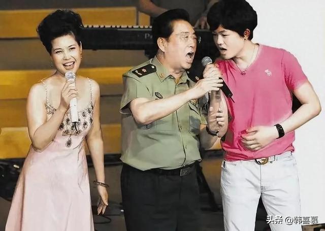 85岁李双江近况曝光，卖力唱歌底气不足，努力赚钱为儿子出狱隐身