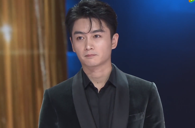 拾光盛典造型：杨幂雍容优雅，迪丽热巴造型敷衍，刘亦菲手臂抢镜