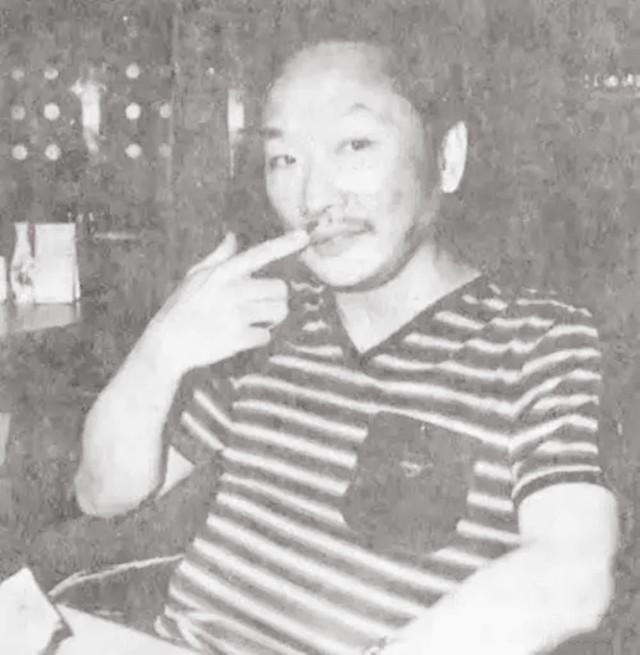 外界评价古龙：“身高156公分，头大如斗，其貌不扬”