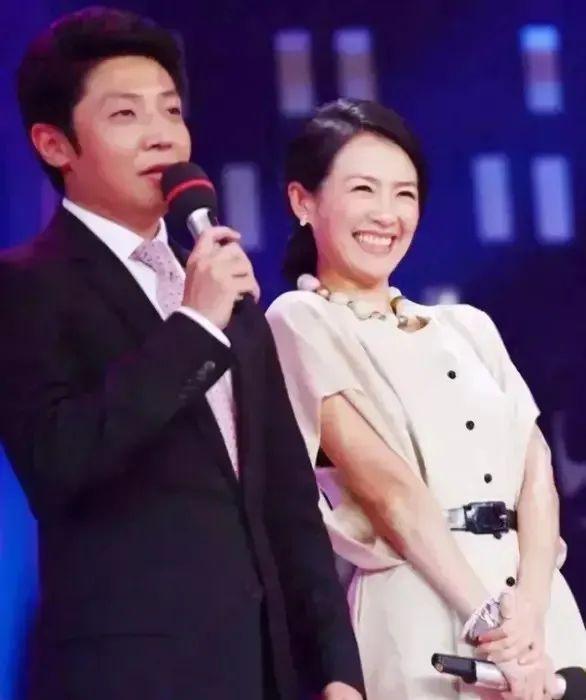 撒贝宁一家新疆旅游，小12岁老婆好美白到发光，混血龙凤胎颜值高