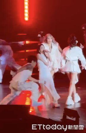 直击/朴春胸前险露点⋯ CL见状「紧抓领口」保护她:现在去后台!