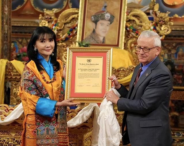 不丹老国王好福气：娶4位亲姐妹为妻，4位王母凤眼迷人比佩玛还美