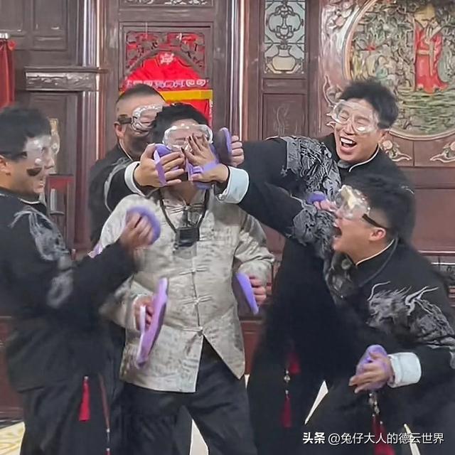 德云社演员天津录团综，现场照曝光引热议，网友：封箱没封上