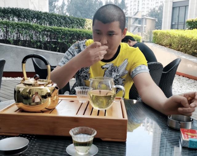 网红二驴:我有68亿,张开凤卡里有一个多亿,有事情花500万解决