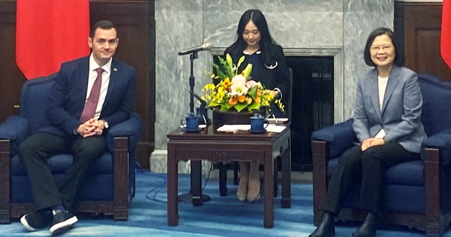 起底美国政客加拉格尔，被中国重拳制裁后，公然挑衅中方