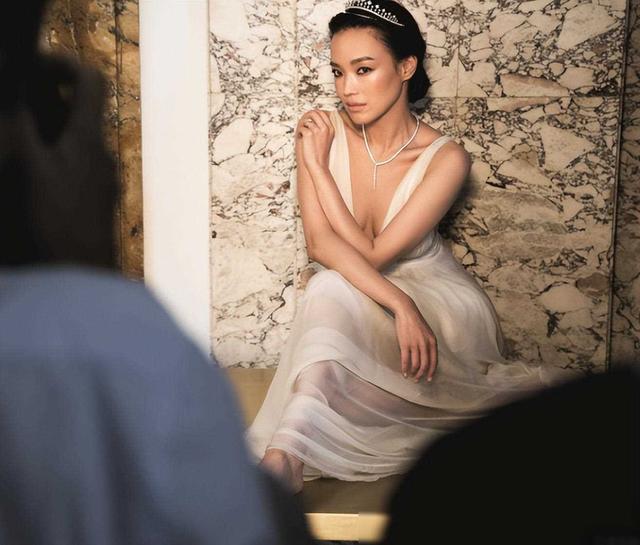 舒淇成名史：19岁全裸写真，20岁一脱成名，性感女神崛起之路